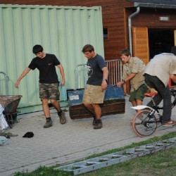 Uitladen Materiaal  39 - Scouts en Gidsen Zaventem 